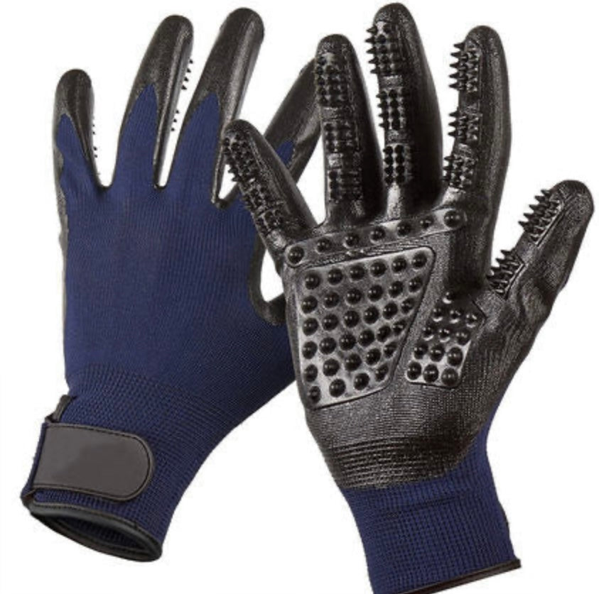 Pet cleaning supplies, cat gloves, pet hair removal brushes, dog bath gloves, brushes, pet massage gloves