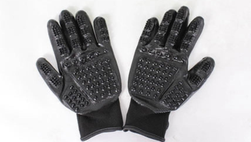Pet cleaning supplies, cat gloves, pet hair removal brushes, dog bath gloves, brushes, pet massage gloves